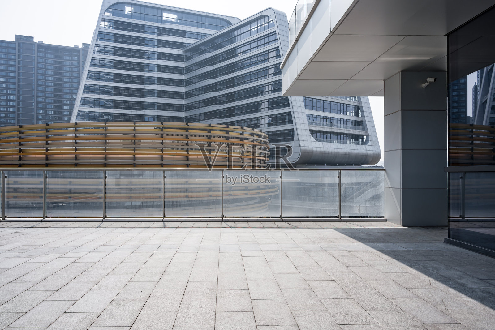 现代建筑群与玻璃栏杆平台空景照片摄影图片