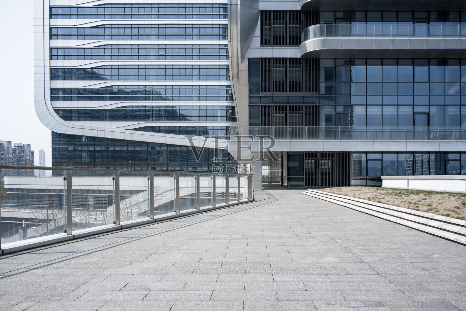 现代玻璃幕墙建筑与空旷步道景观照片摄影图片