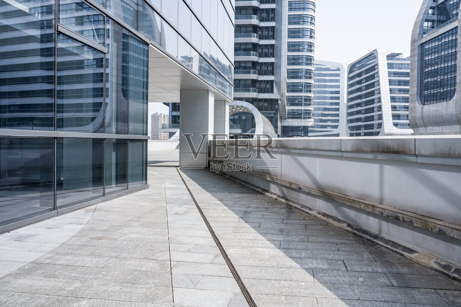 现代玻璃幕墙建筑空中连廊通道照片摄影图片