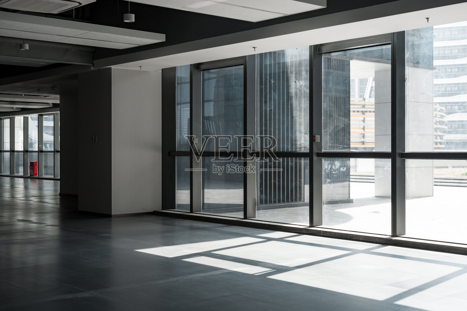 现代办公空间落地窗光影室内场景照片摄影图片
