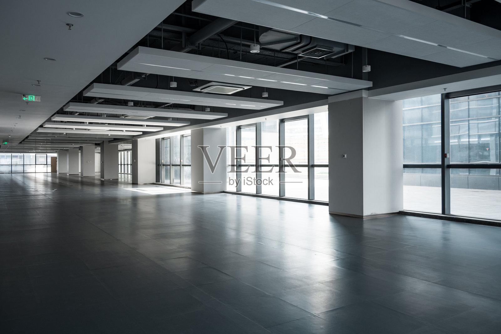 现代空旷办公大厅玻璃幕墙室内空间照片摄影图片