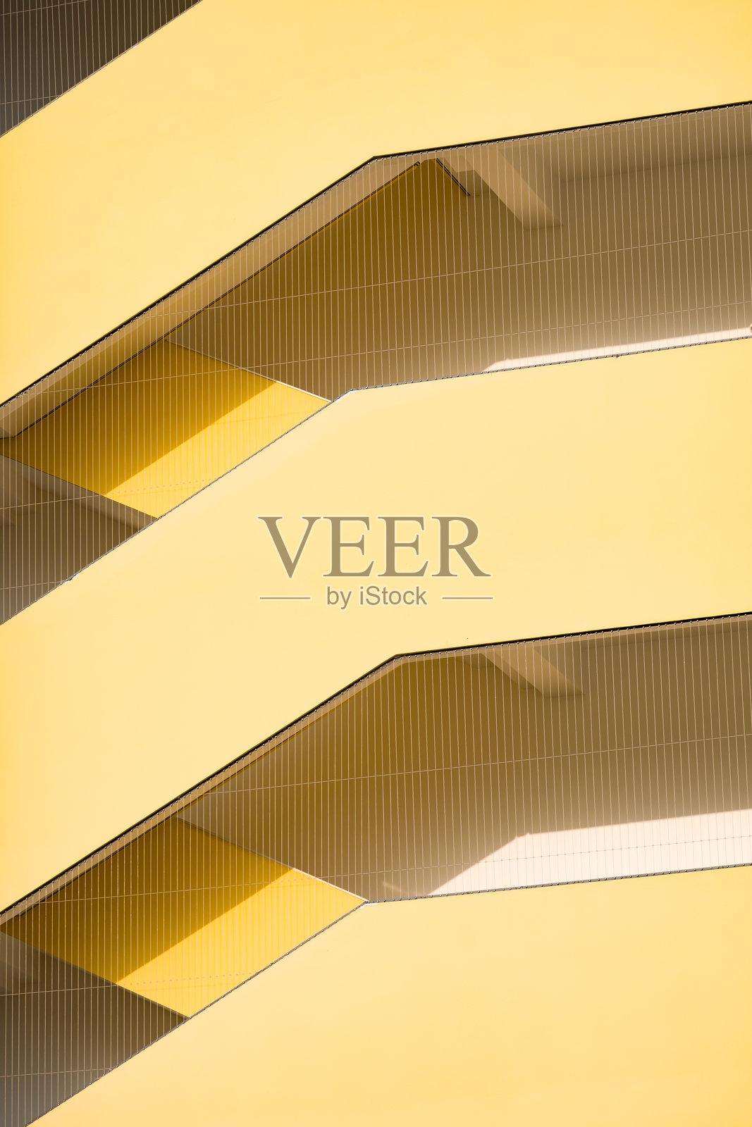 黄色几何建筑结构光影交错特写照片摄影图片