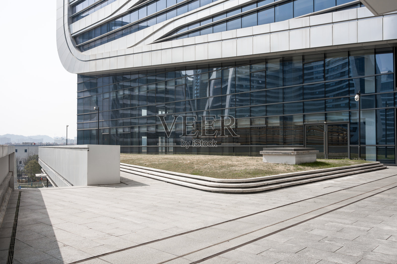 现代玻璃幕墙建筑外景与台阶广场照片摄影图片