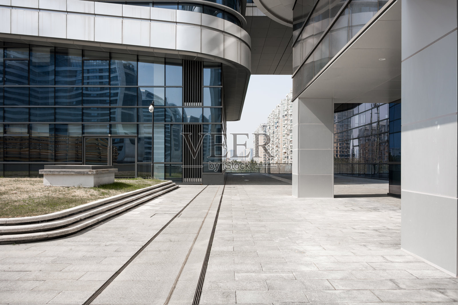 现代玻璃幕墙建筑外部空旷广场照片摄影图片