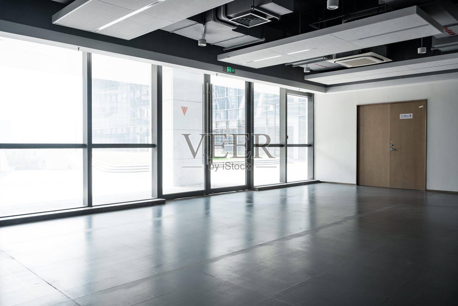 现代办公空间空旷室内全景视角照片摄影图片