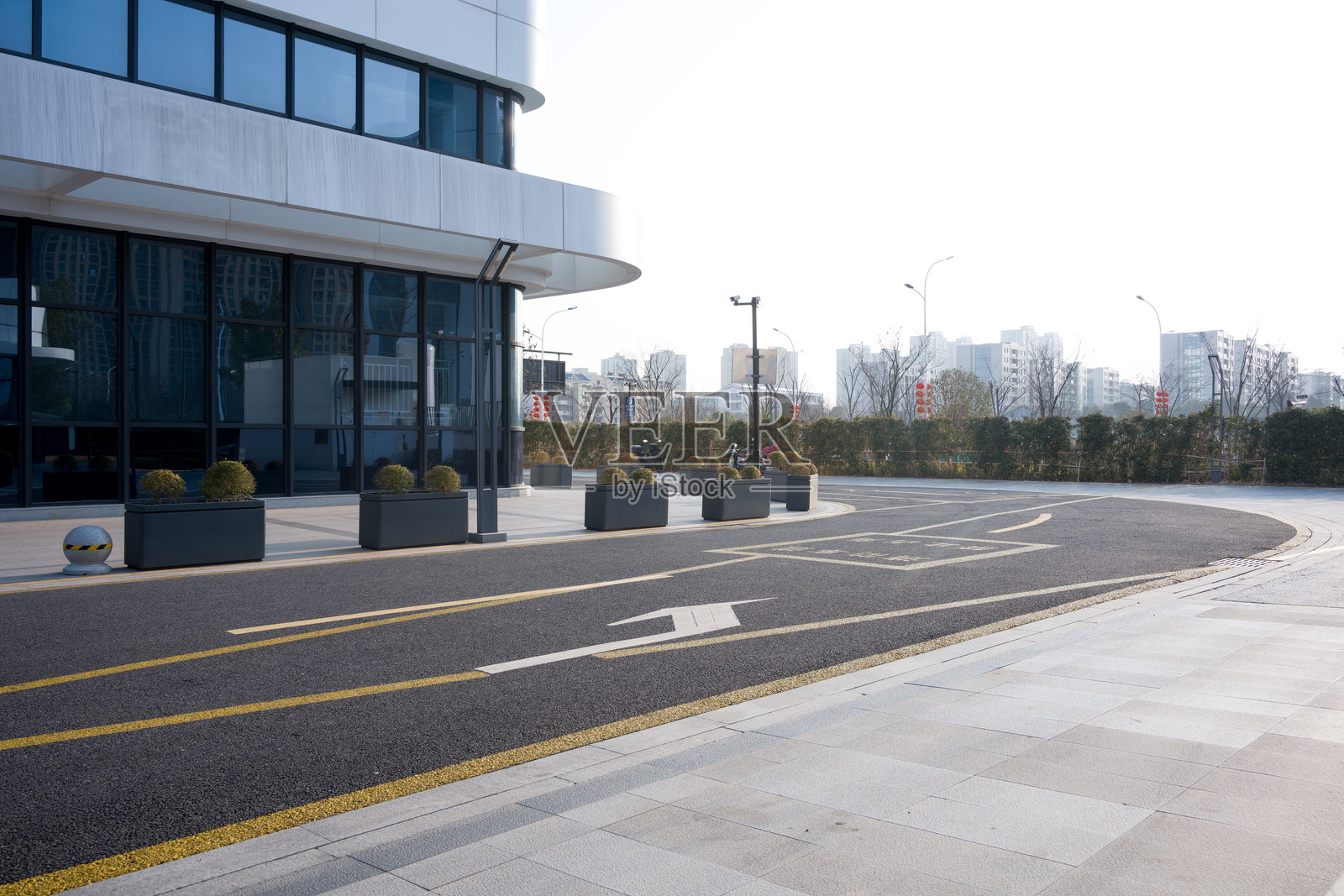 现代办公楼前空旷道路与绿化带照片摄影图片