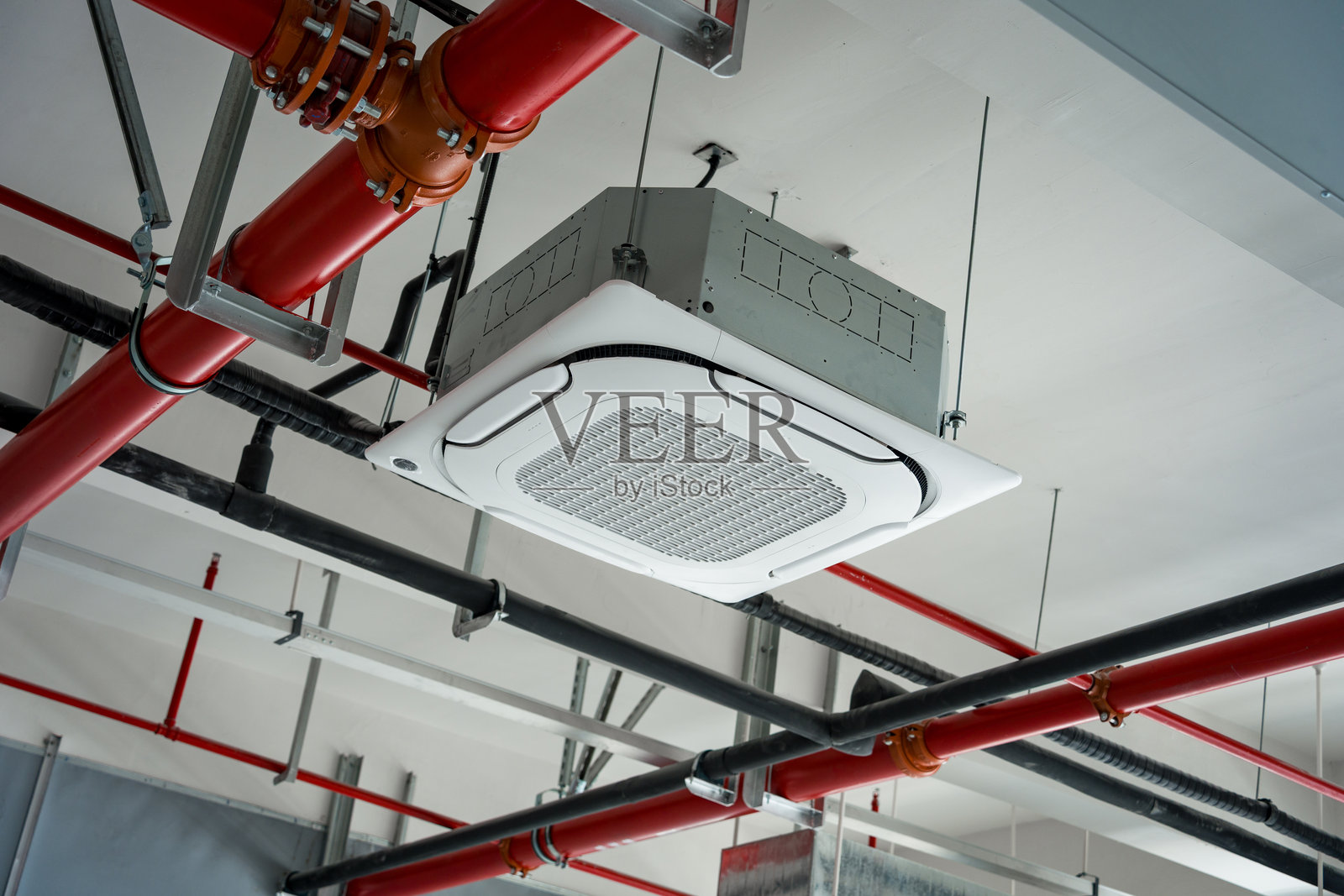天花板悬挂式空调机组与红色消防管道照片摄影图片