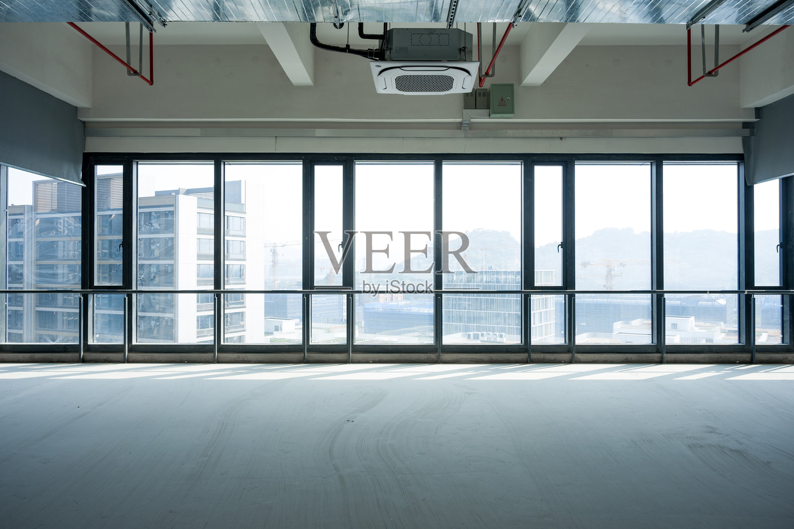 空旷办公室落地窗城市景观视野照片摄影图片
