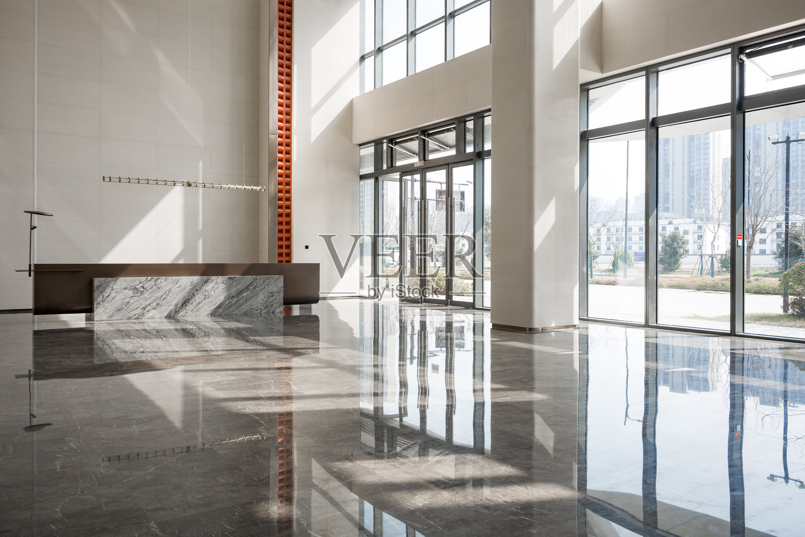 现代办公楼大厅大理石前台采光通透照片摄影图片