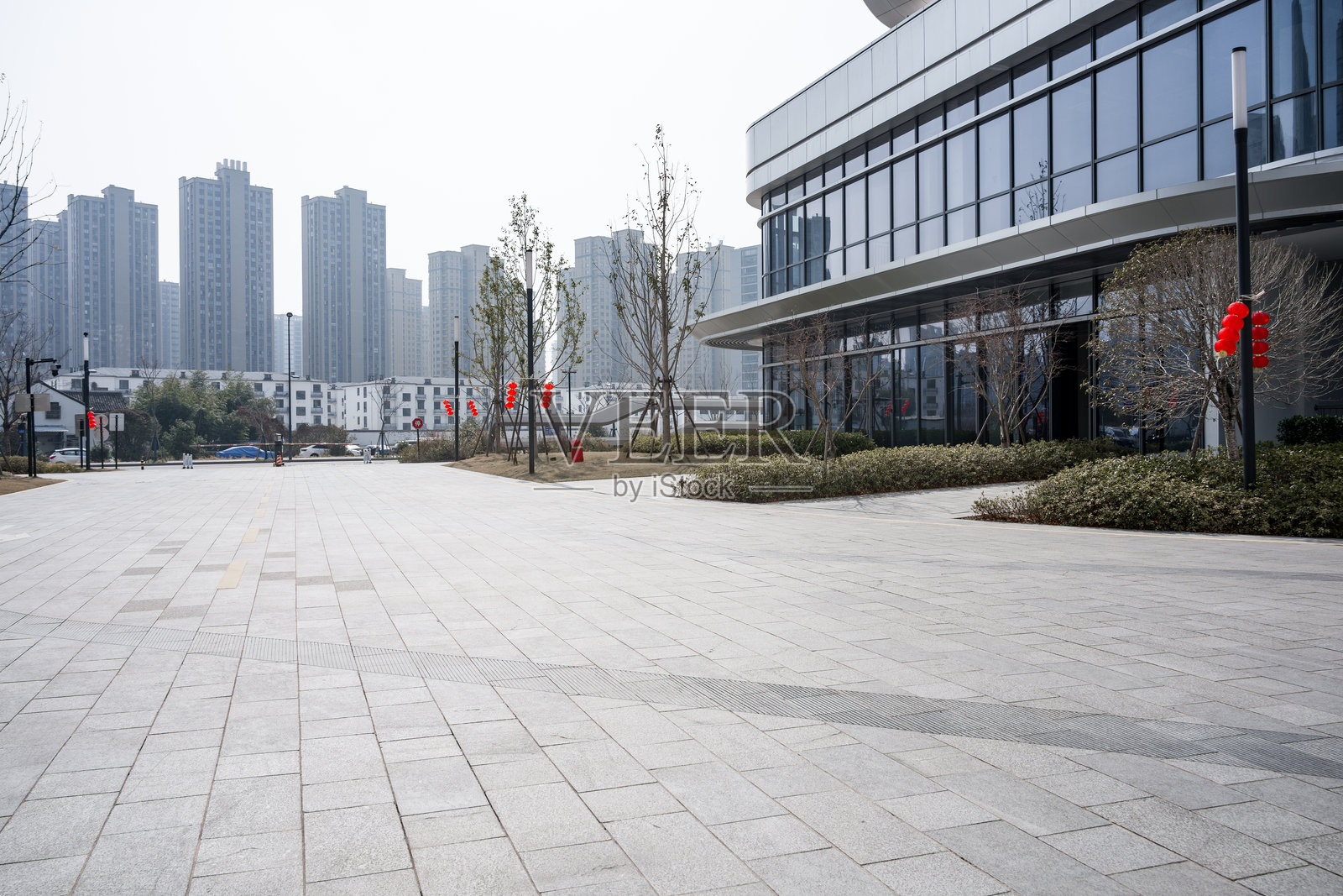 现代建筑前广场空旷整洁城市景观照片摄影图片