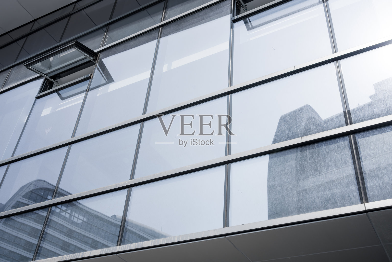 现代玻璃幕墙建筑外立面反射影像照片摄影图片