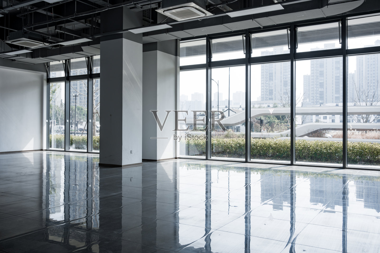 空旷现代办公室落地窗城市景观照片摄影图片