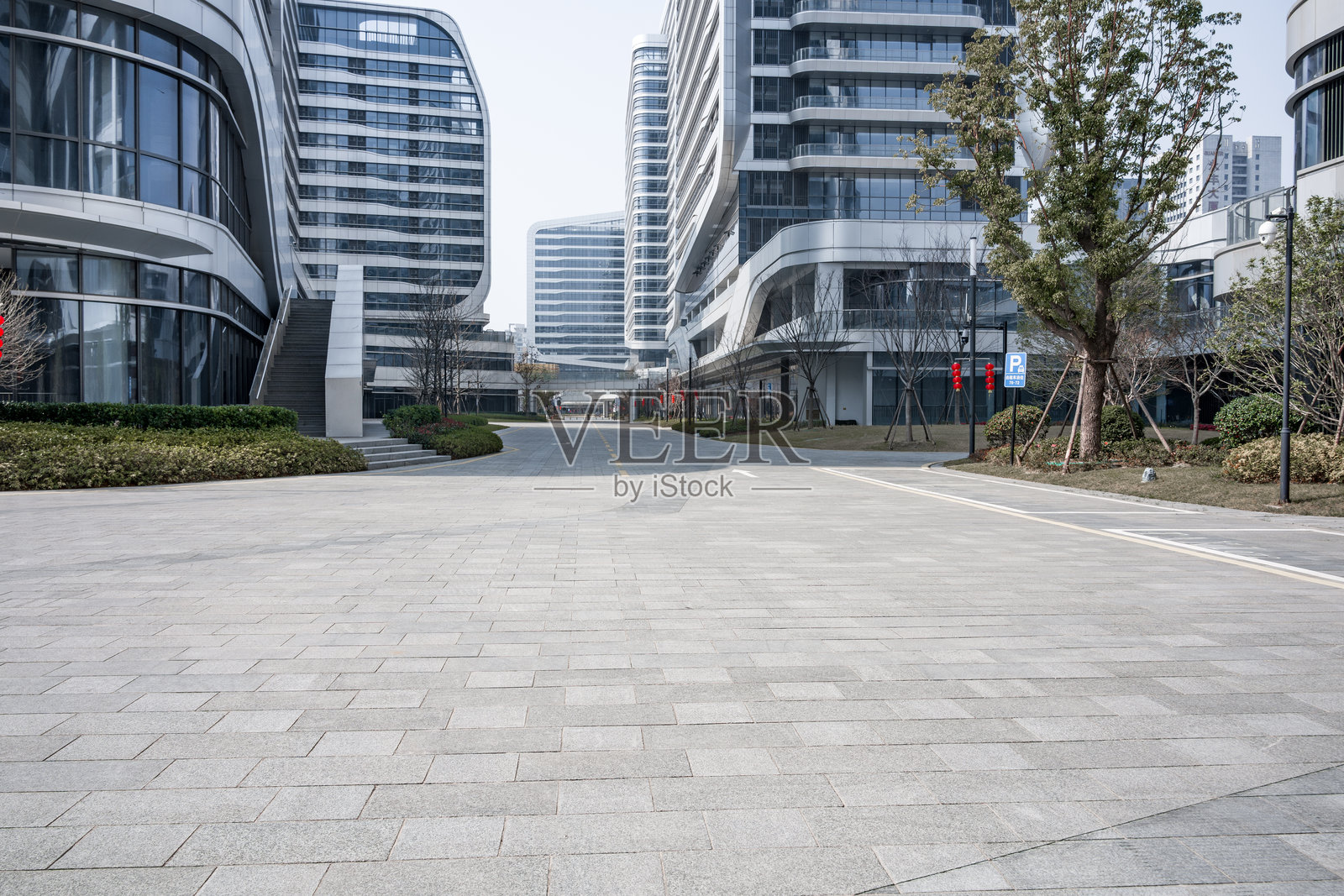 现代城市商务区空旷广场与弧形玻璃建筑群照片摄影图片