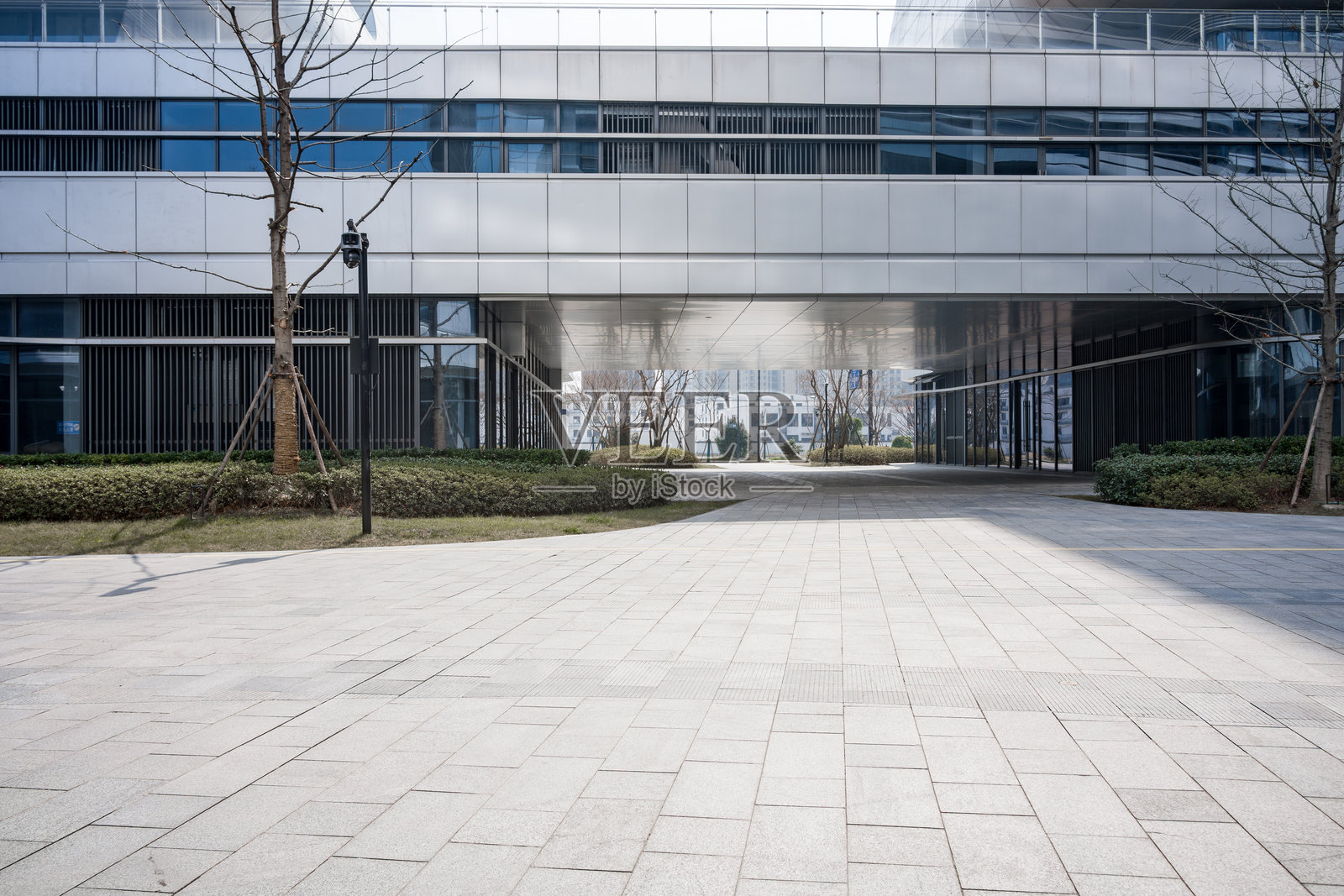 现代办公楼前广场空旷石板地面照片摄影图片