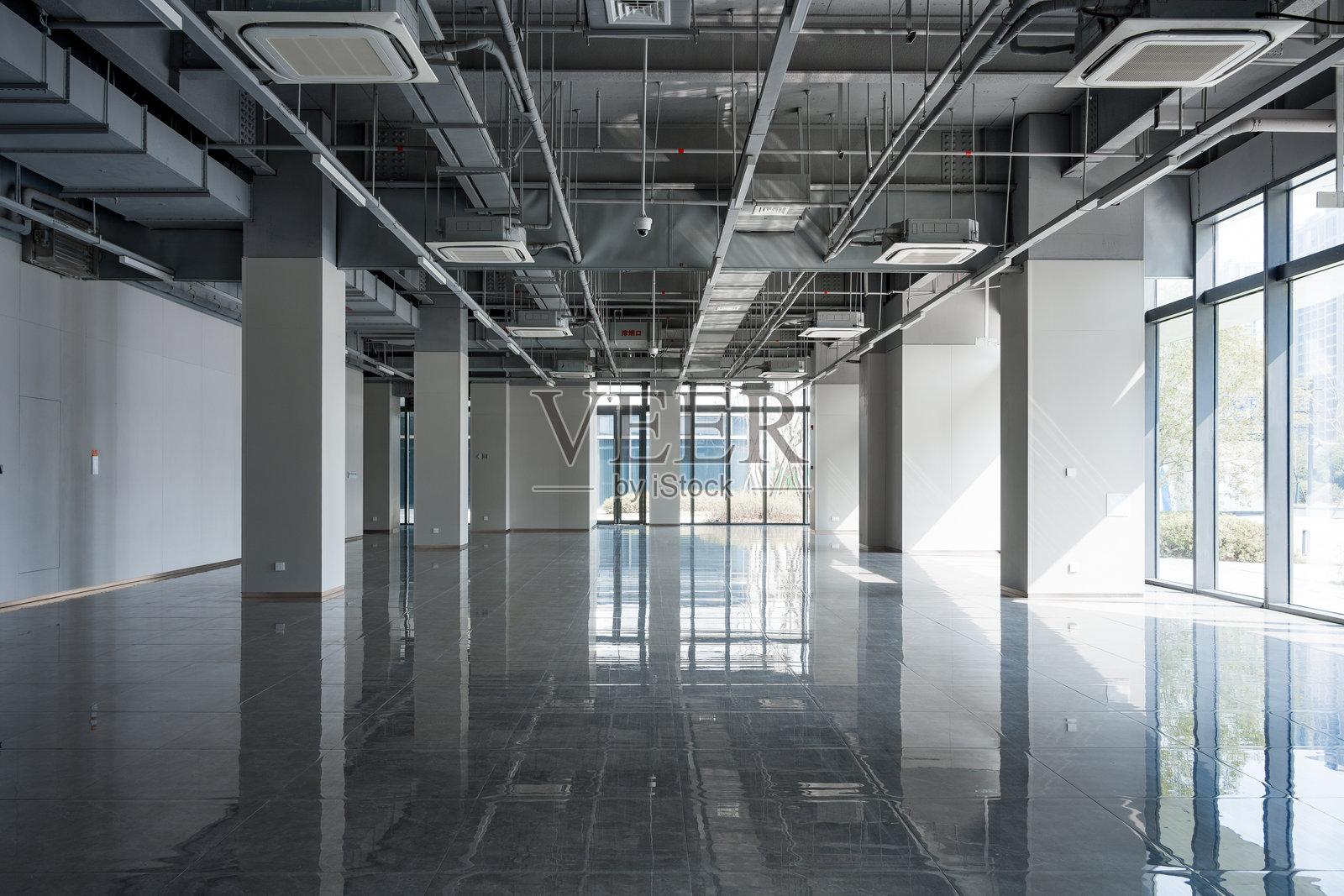 空旷现代写字楼内部高光地面反射照片摄影图片
