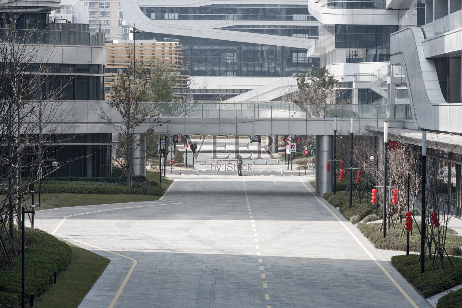 现代建筑群间空旷道路与人行天桥照片摄影图片
