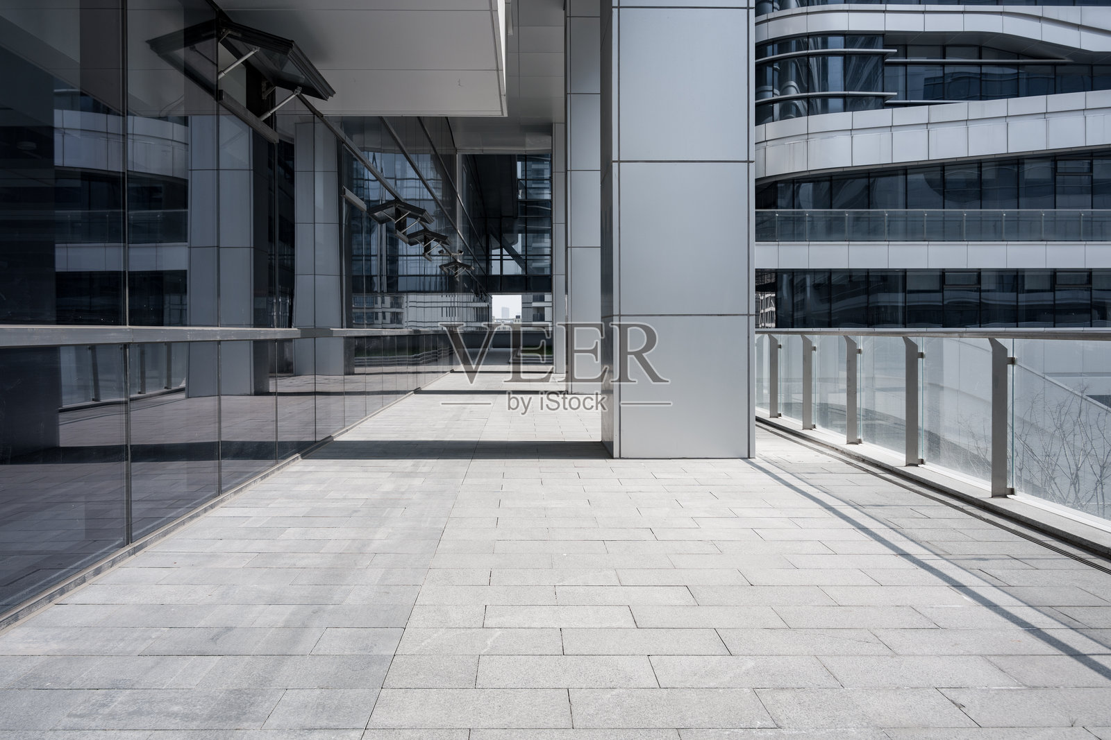 现代建筑连廊玻璃幕墙空旷步道照片摄影图片