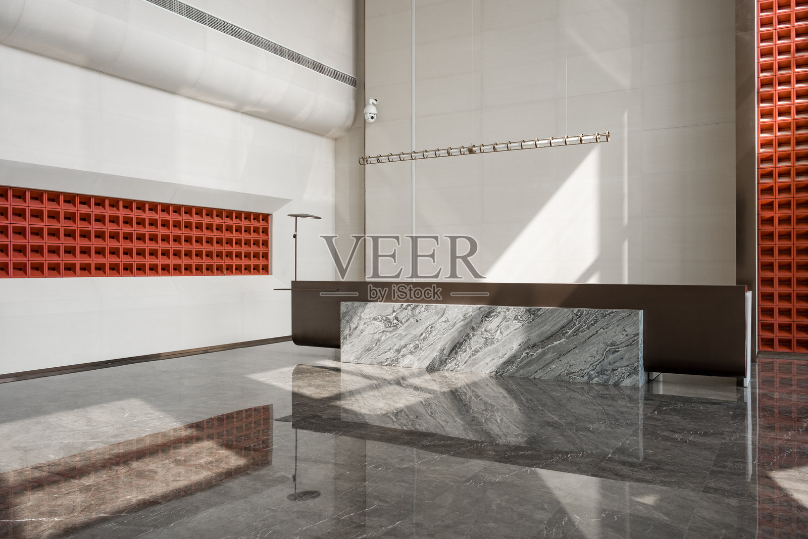 现代办公大厅大理石前台红色格栅墙照片摄影图片