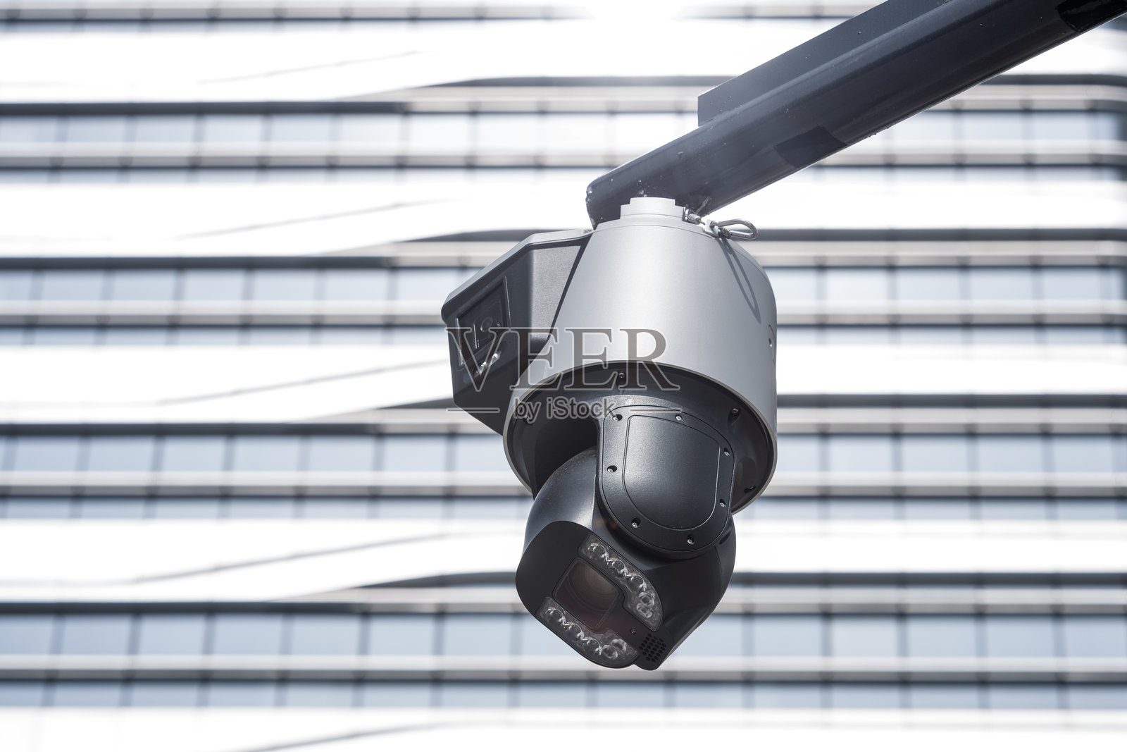 灰色球形监控摄像头悬挂在建筑外照片摄影图片