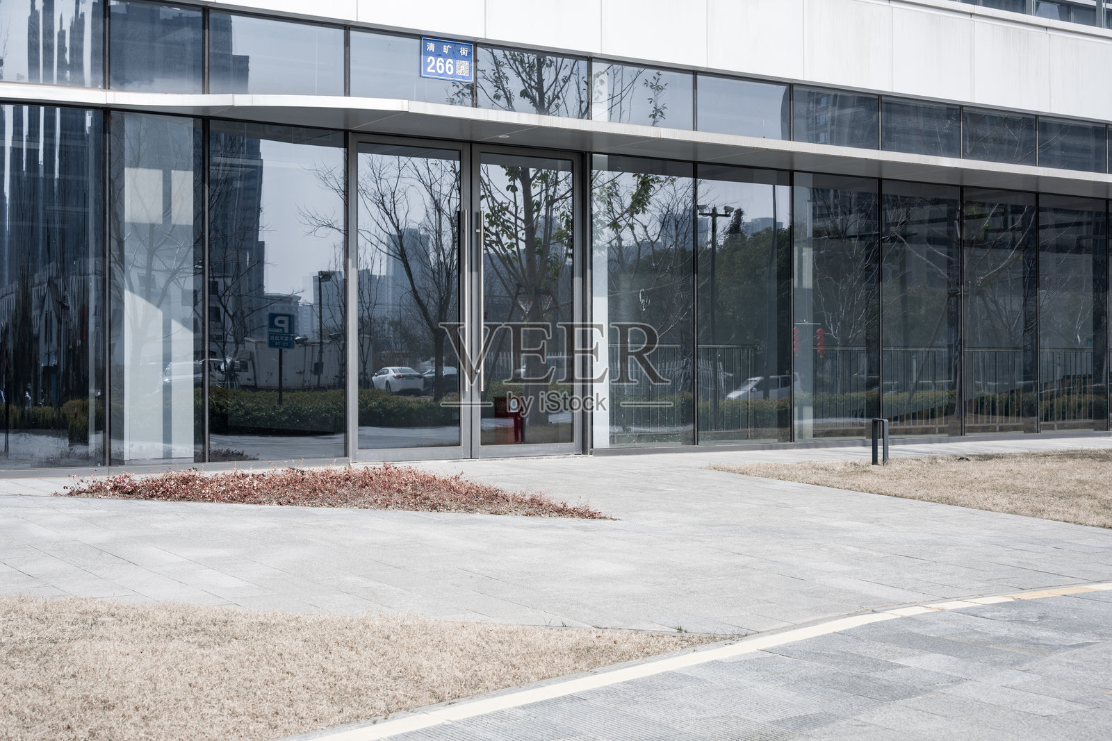 现代玻璃幕墙办公楼入口实景照片摄影图片