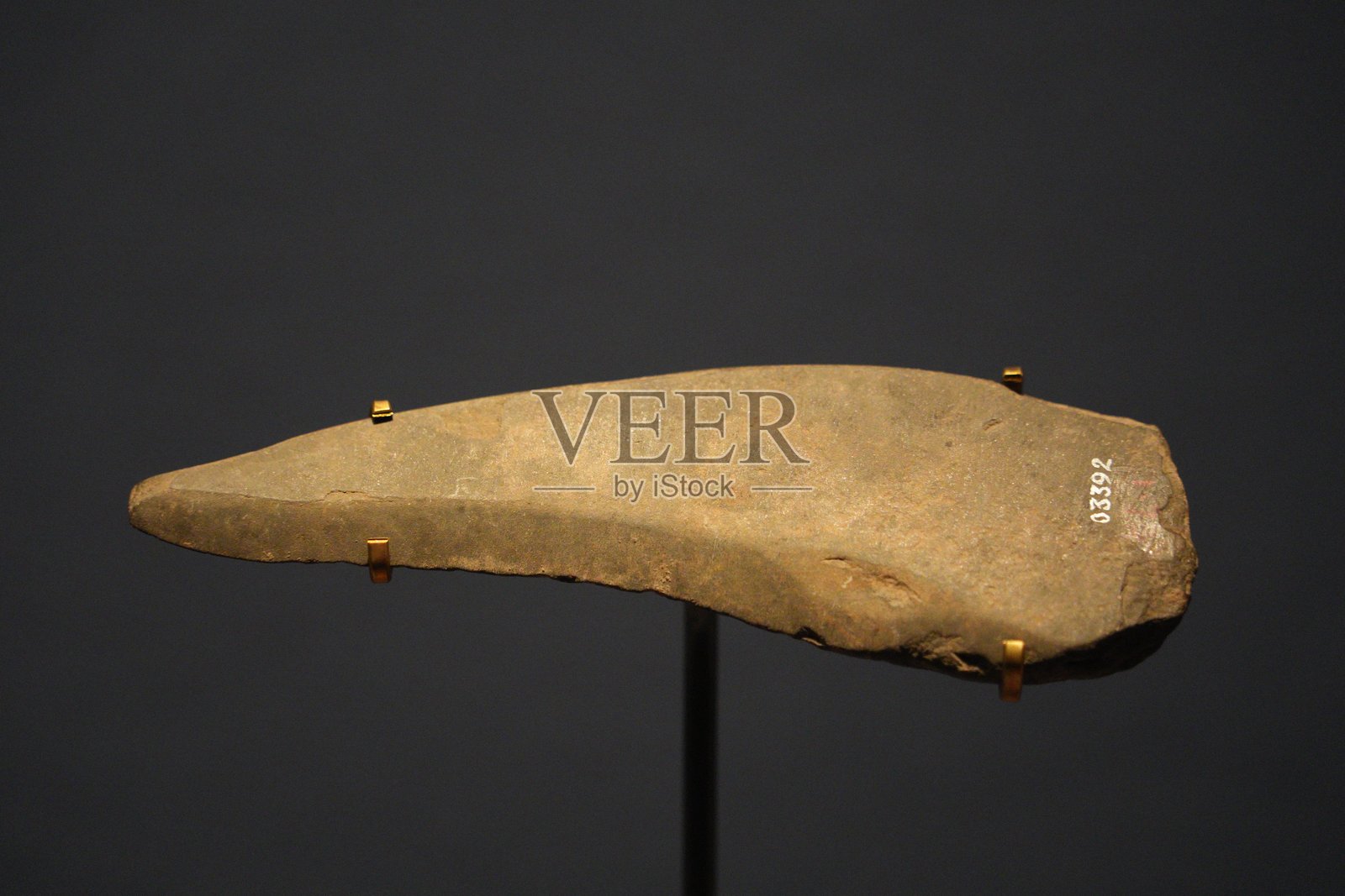 新石器时代石矛头文物展陈特写照片摄影图片