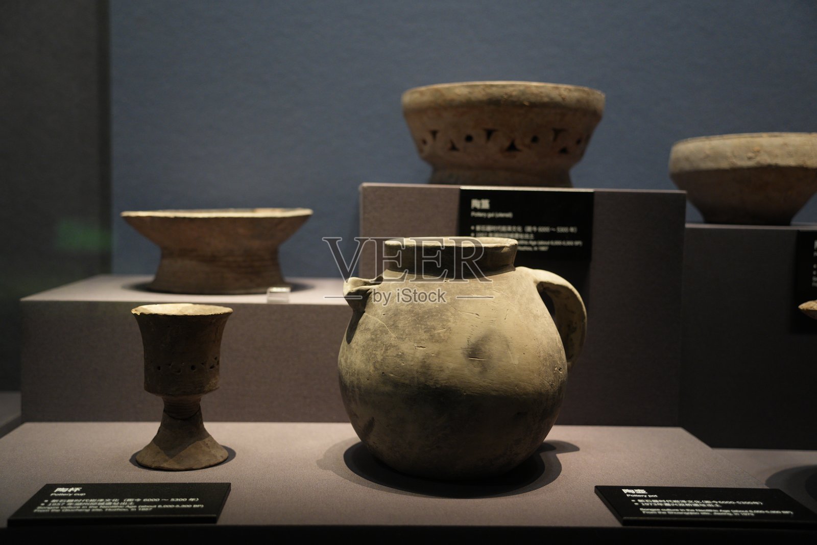 博物馆展陈新石器时代陶器组合照片摄影图片