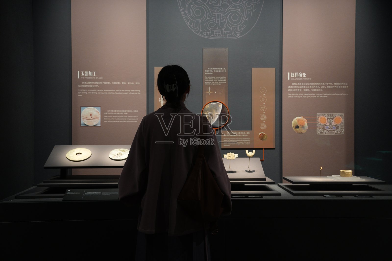 博物馆内观众背影观展青铜器展品照片摄影图片