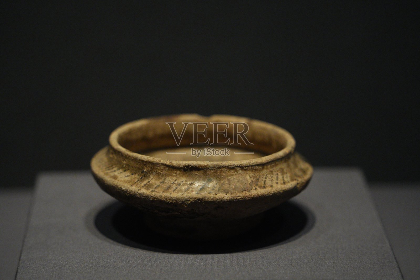 古陶豆器物展陈特写静物照片摄影图片