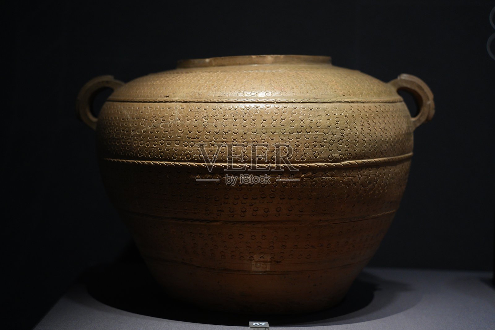战国印纹硬陶双耳罐文物特写照片摄影图片
