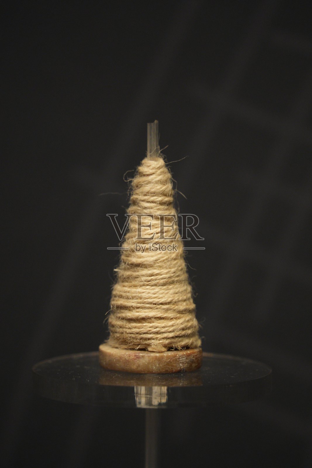 麻绳缠绕锥形底座静物特写照片摄影图片