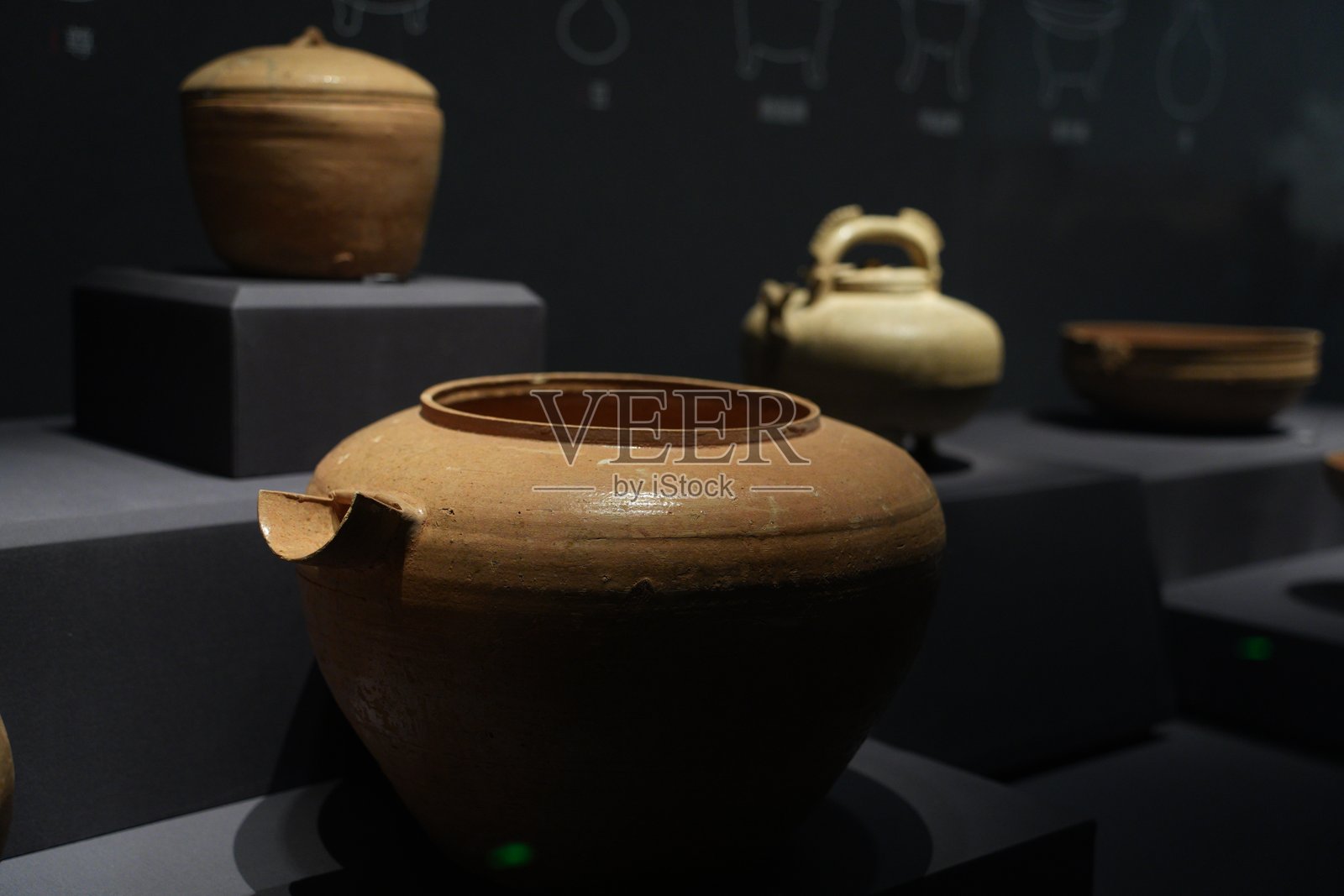 博物馆展陈古代陶器文物特写照片摄影图片