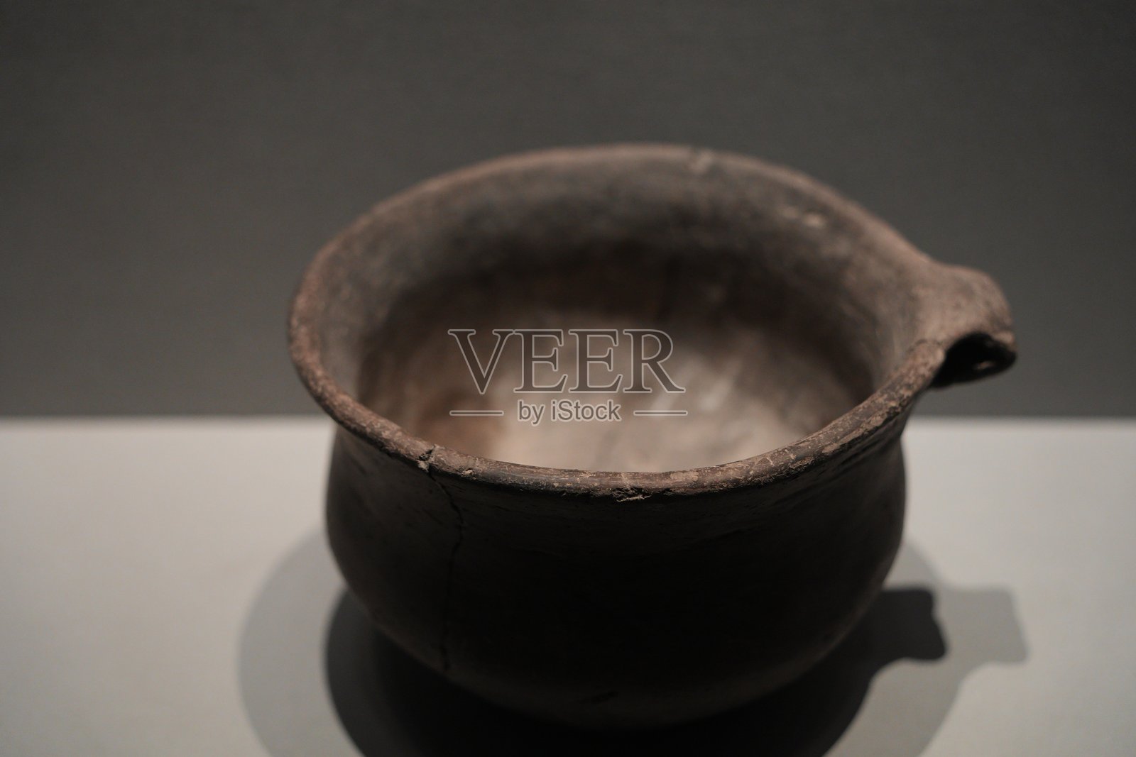 黑陶单耳罐文物展陈特写照片摄影图片