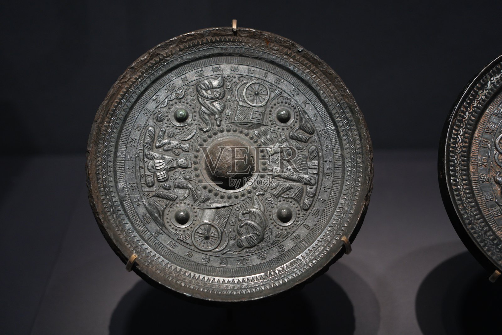 汉代神兽纹铜镜展陈特写照片摄影图片