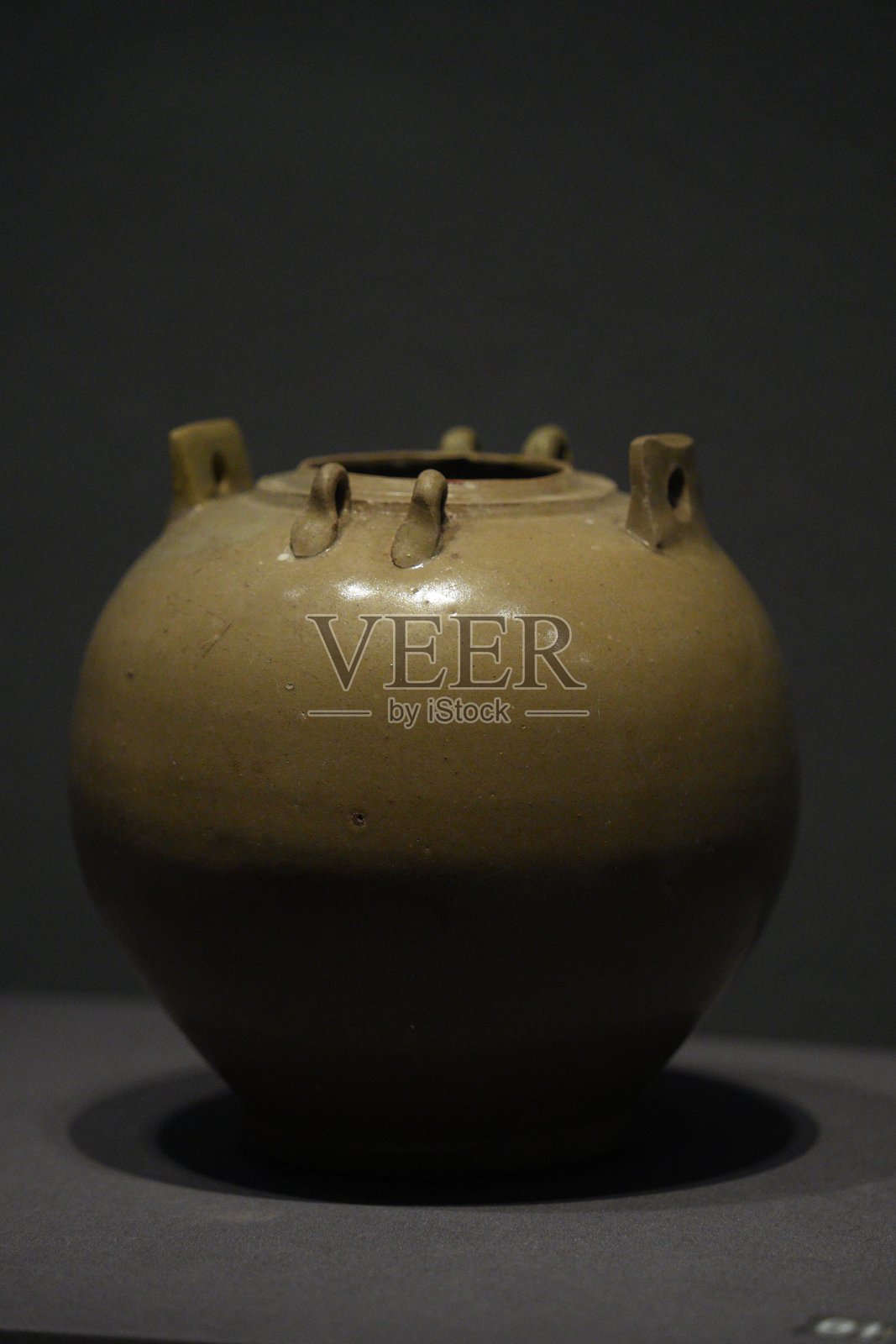 青釉四系瓷罐博物馆展陈文物照片摄影图片