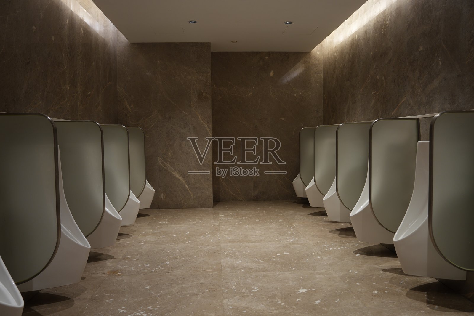 大理石纹卫生间小便池排列场景照片摄影图片