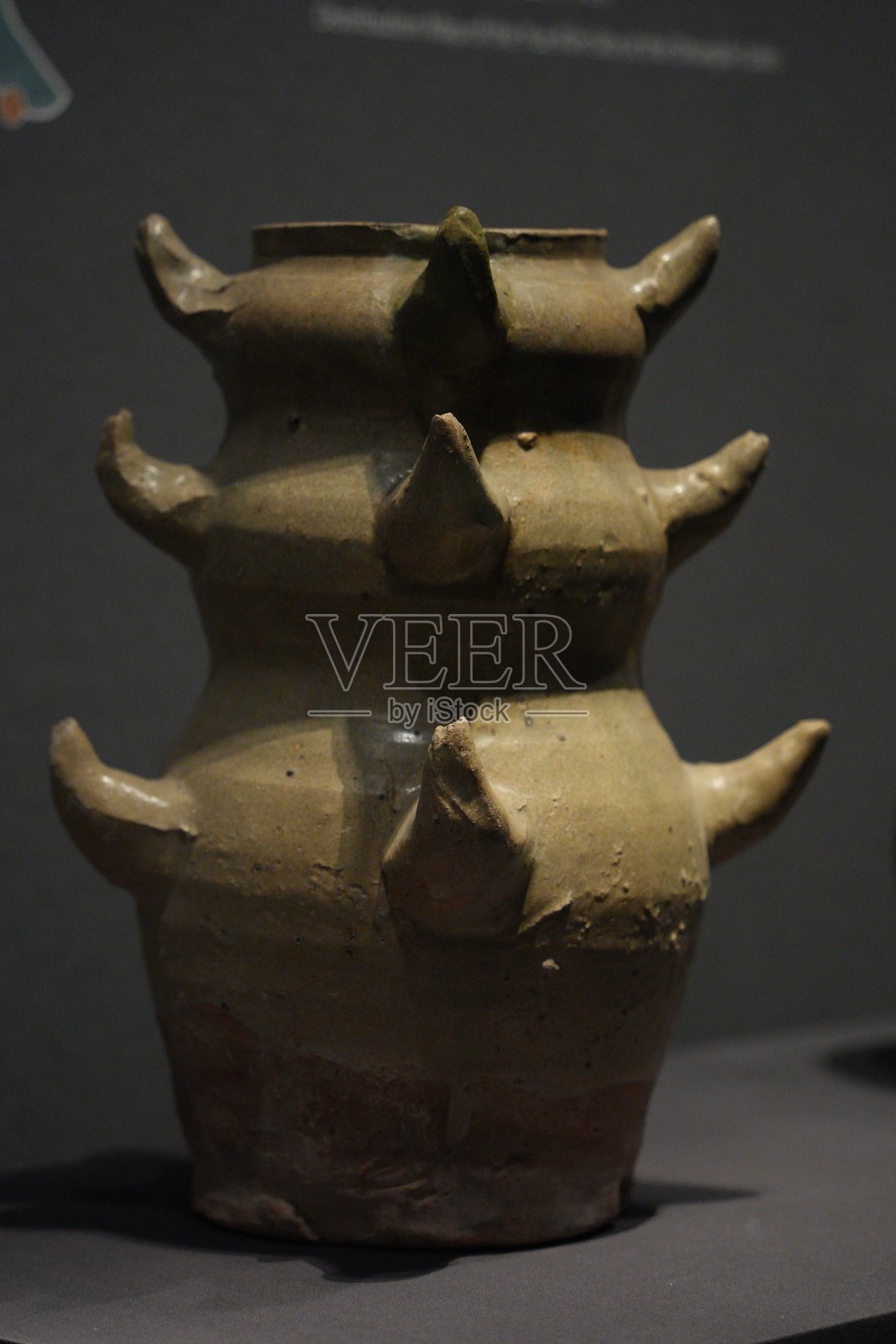 青釉多层兽耳陶罐文物特写照片摄影图片