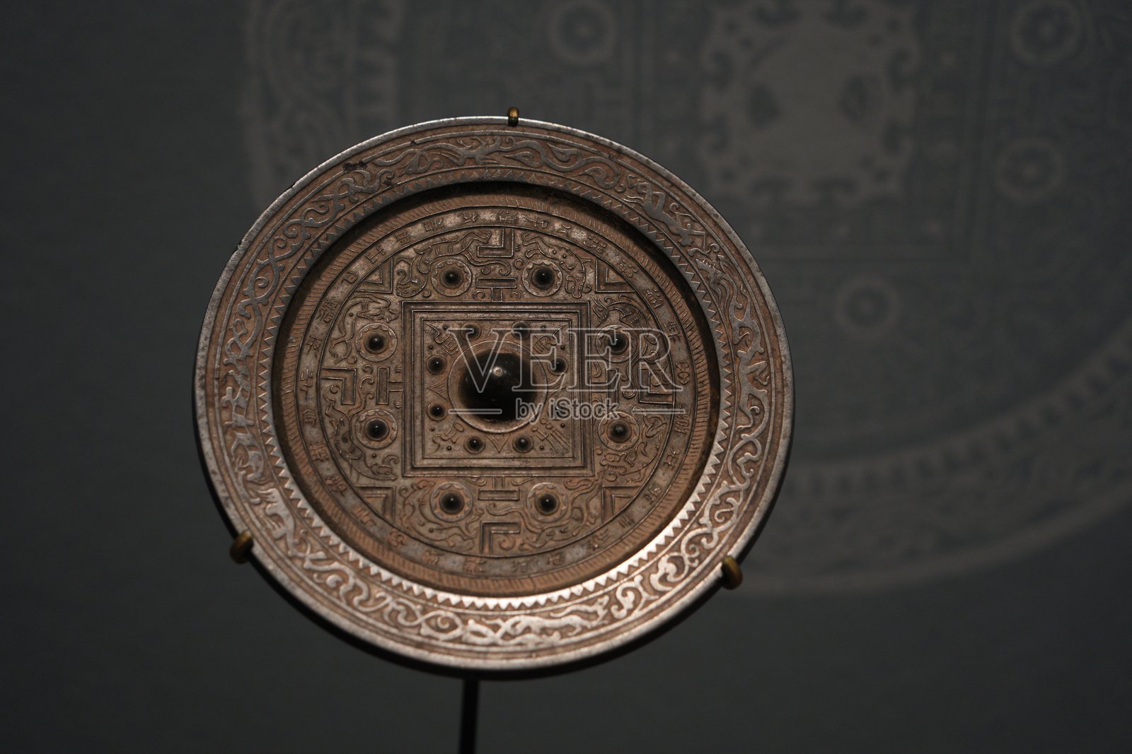 汉代四神规矩纹铜镜特写展示照片摄影图片