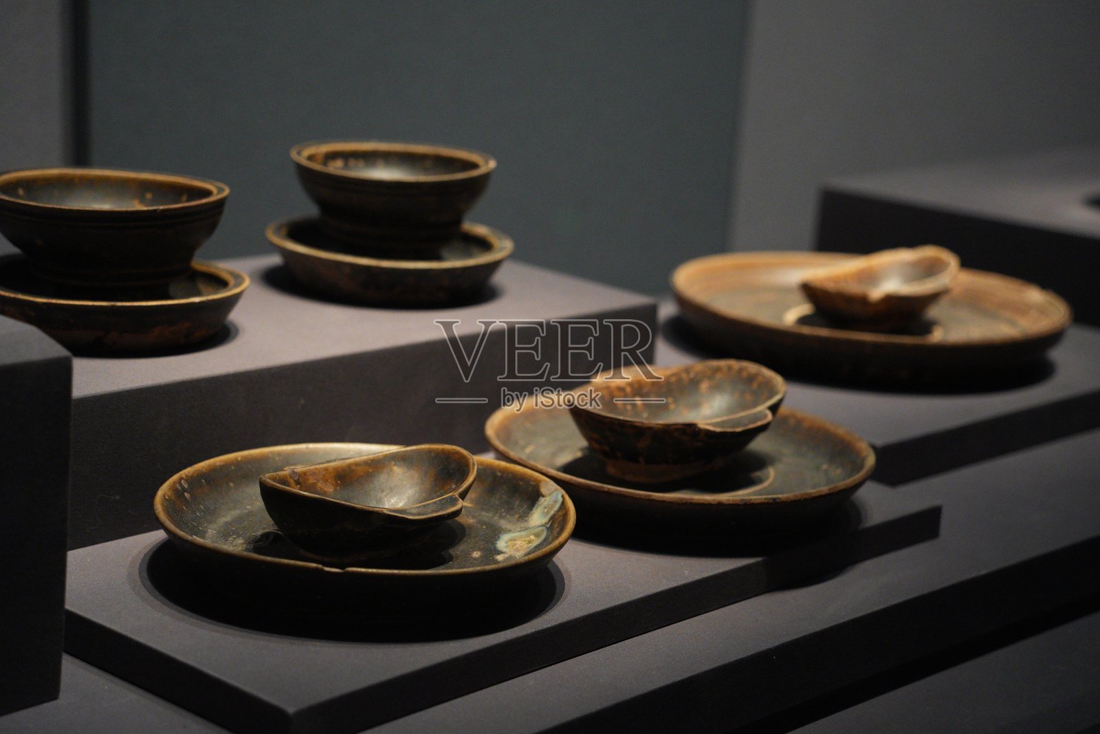 黑釉陶碗盘组合展陈静物特写照片摄影图片