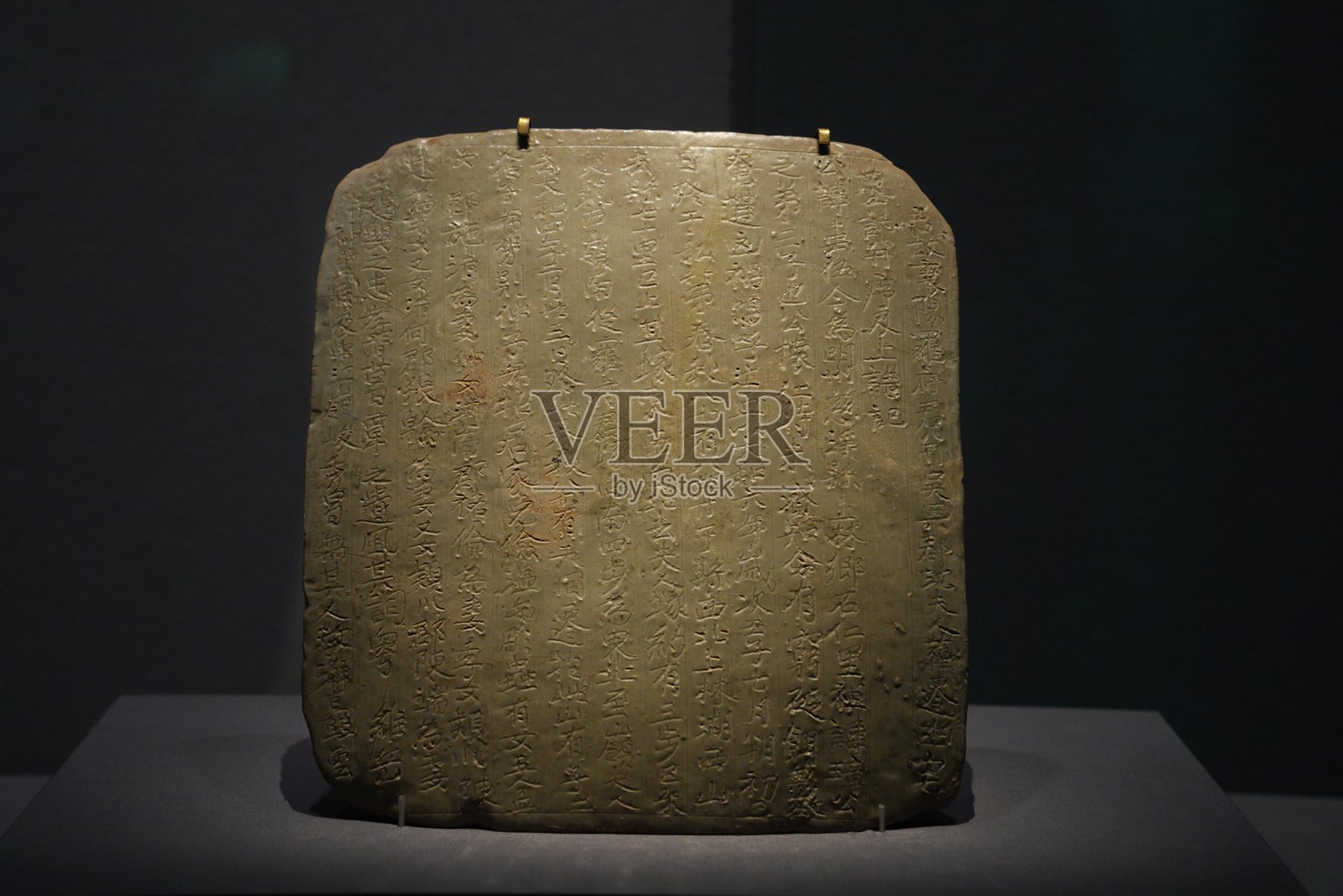 青铜铭文方鼎腹板文物展陈特写照片摄影图片