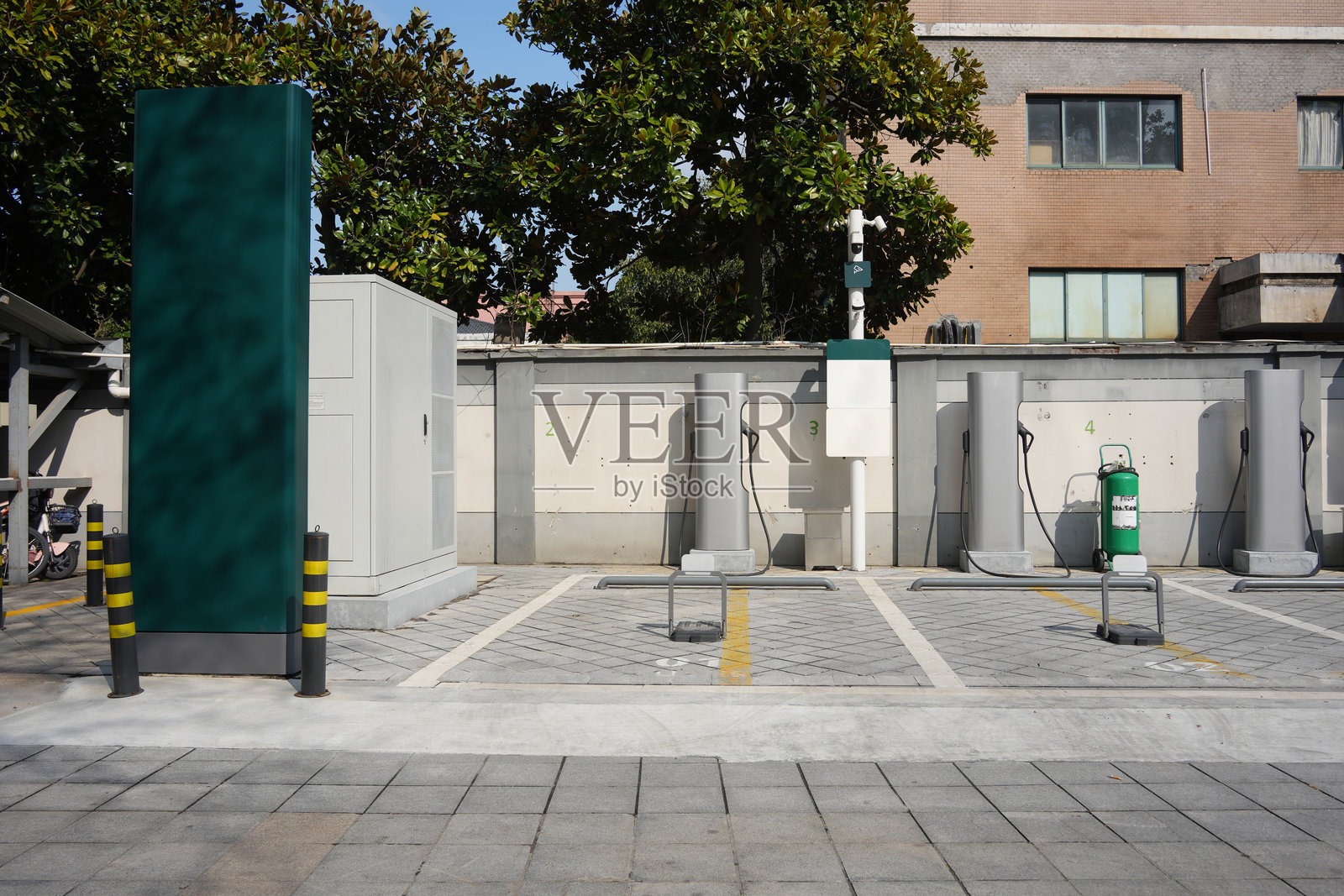 城市街道旁新能源汽车充电站设施照片摄影图片