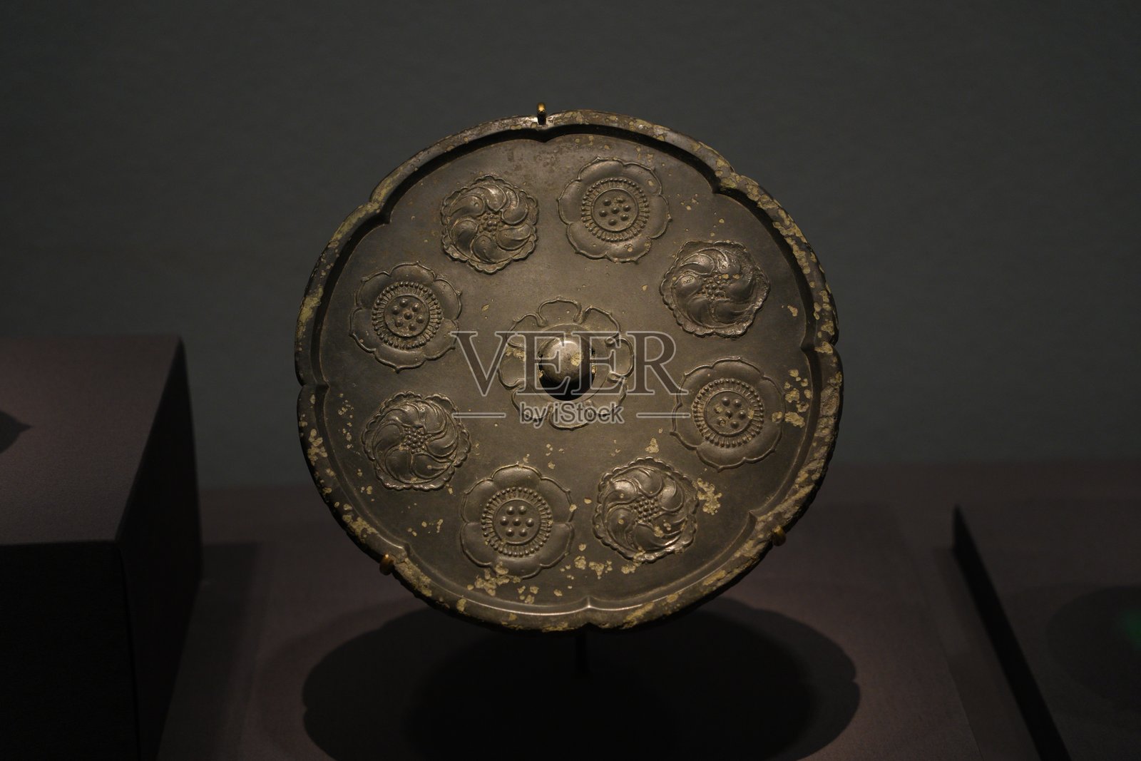 唐代葵花形宝相花纹铜镜展品照片摄影图片