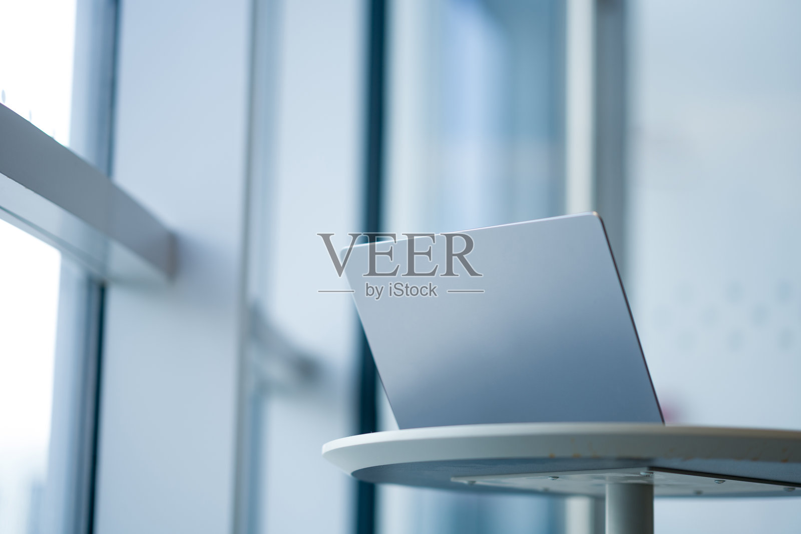 银色苹果笔记本置于现代办公桌照片摄影图片