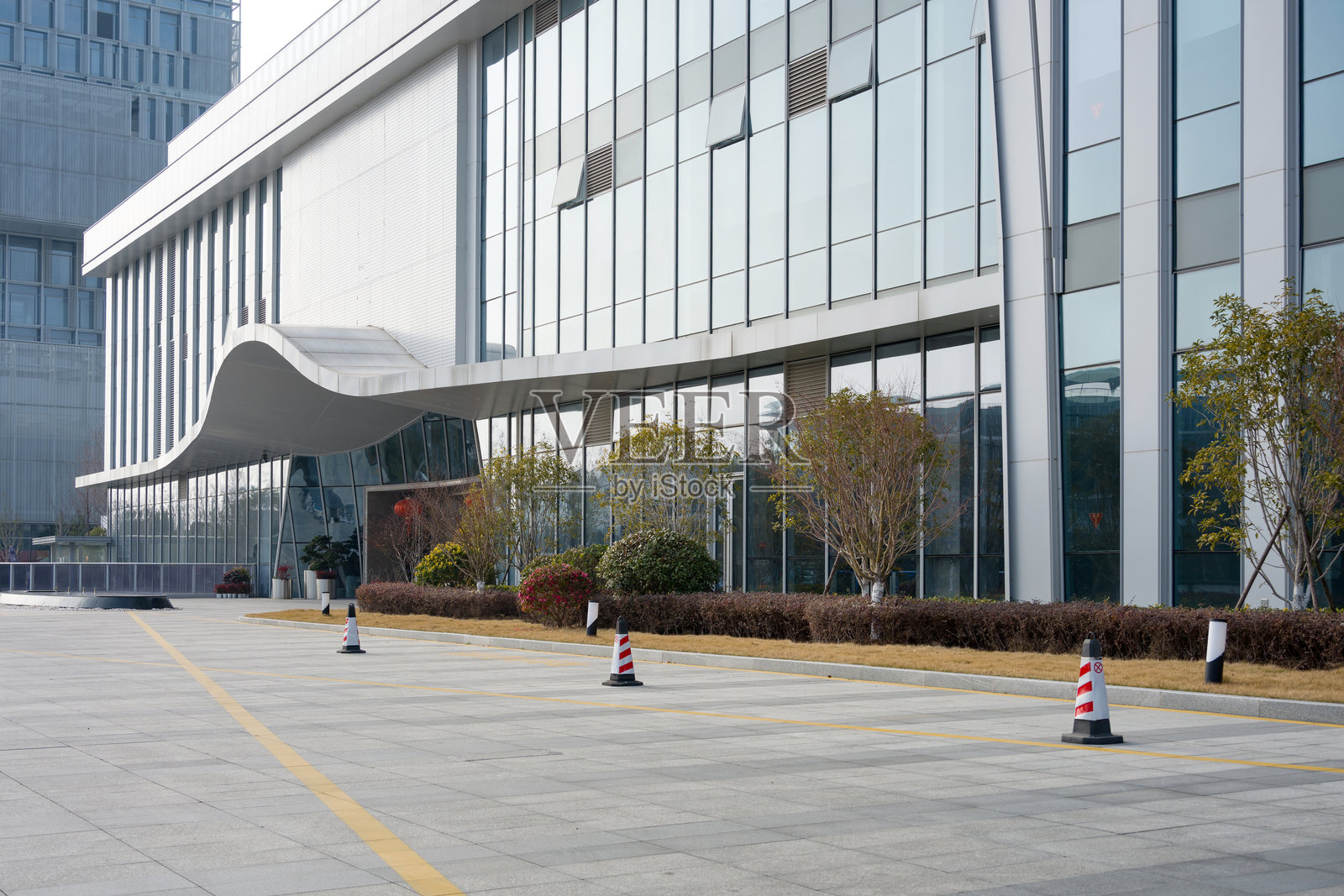 现代玻璃幕墙办公楼外观实景照片摄影图片