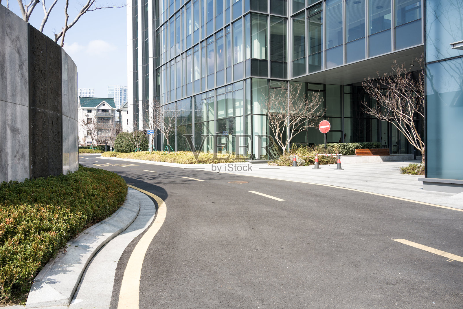 现代玻璃幕墙办公楼前弯曲道路景观照片摄影图片