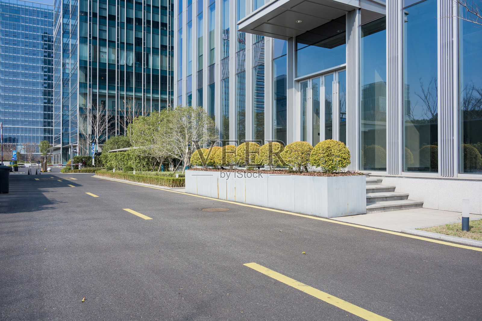 现代玻璃幕墙办公楼前空旷道路照片摄影图片