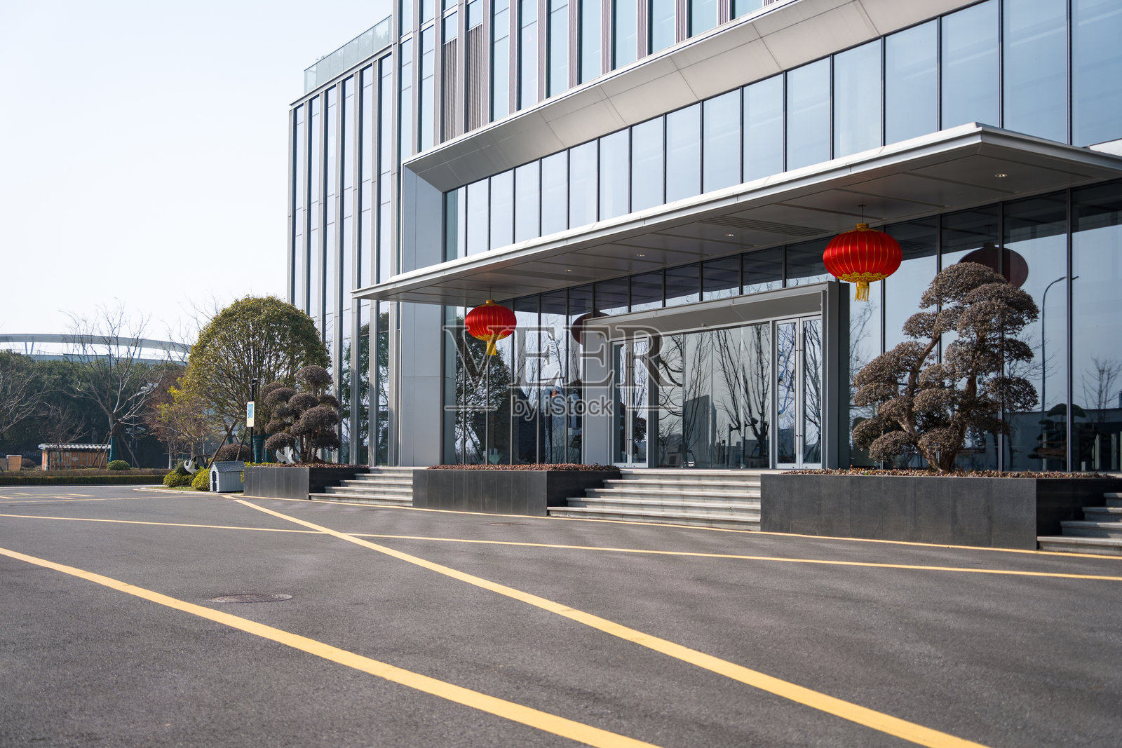 现代办公楼入口悬挂红灯笼景观照片摄影图片