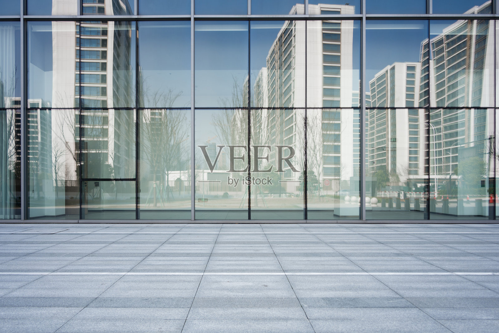 现代玻璃幕墙建筑倒影城市街景照片摄影图片