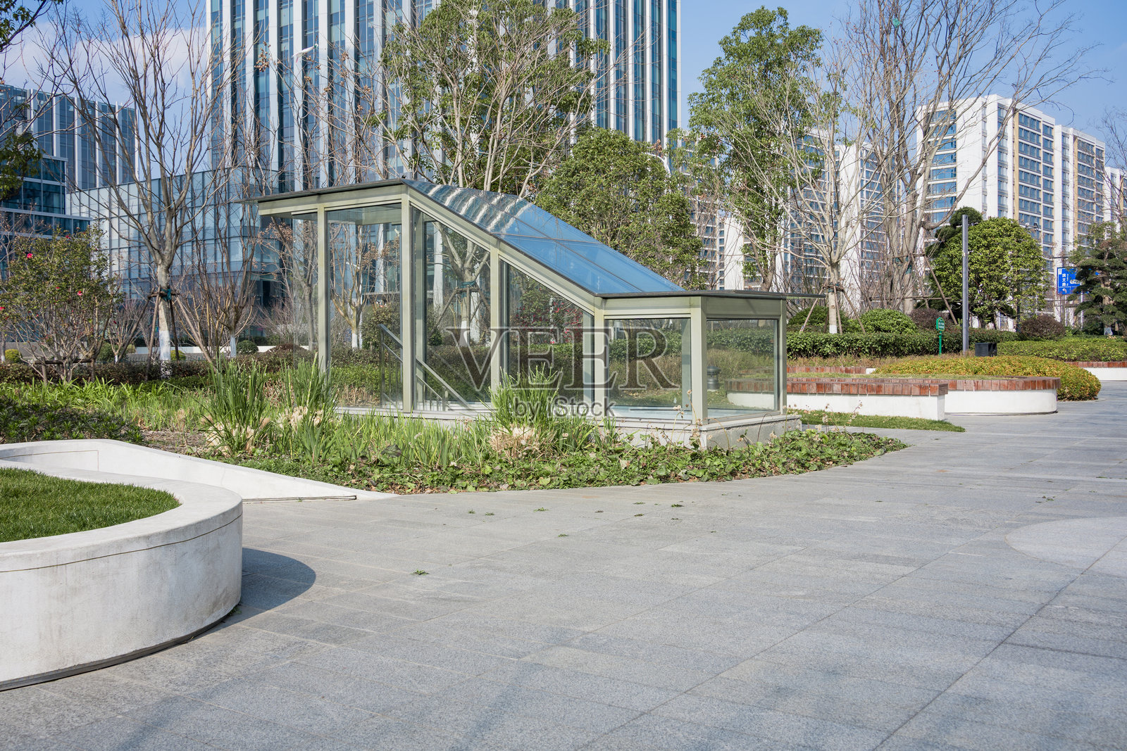 现代城市公园玻璃顶地下通道入口照片摄影图片