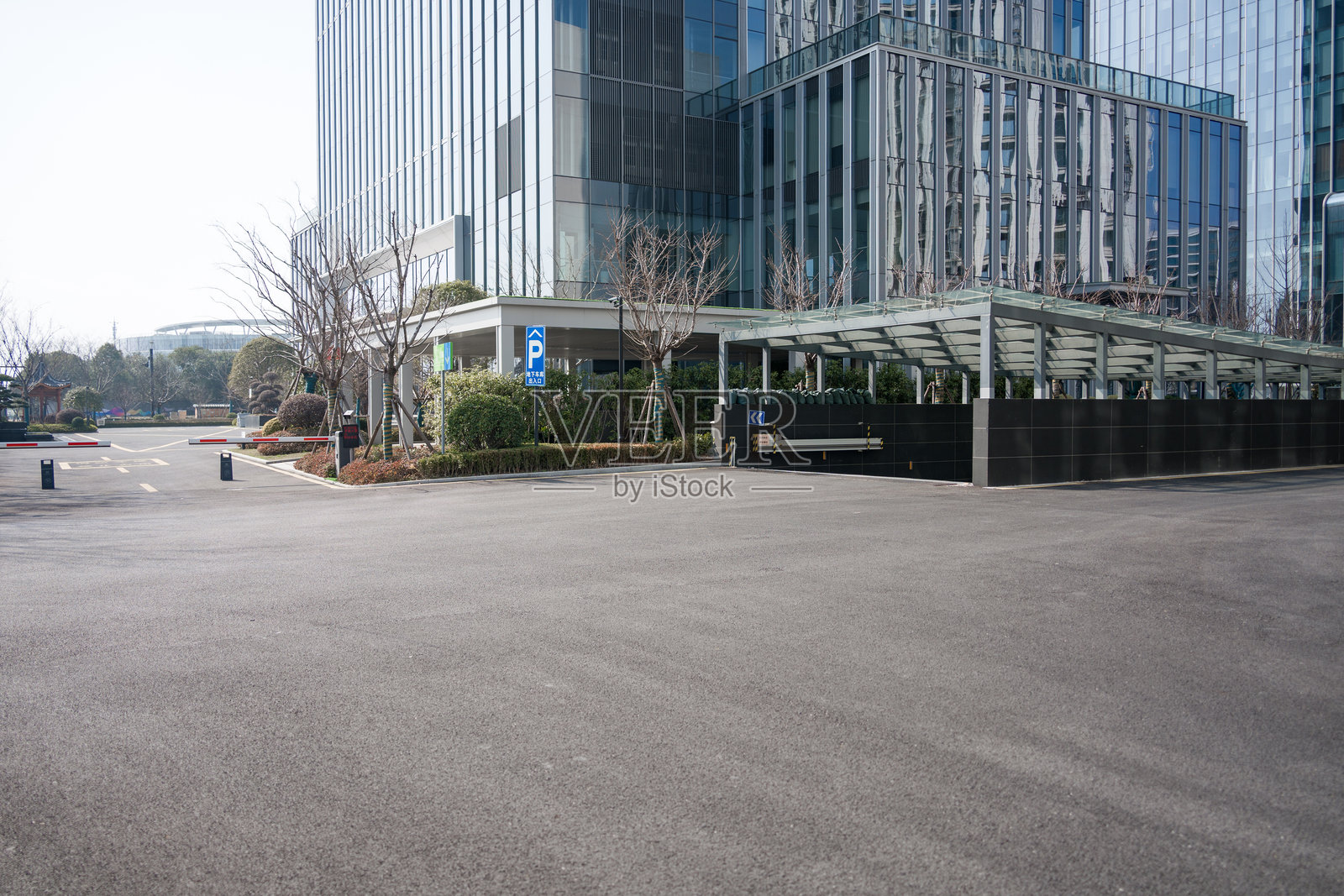 现代玻璃幕墙办公楼前空旷停车场照片摄影图片