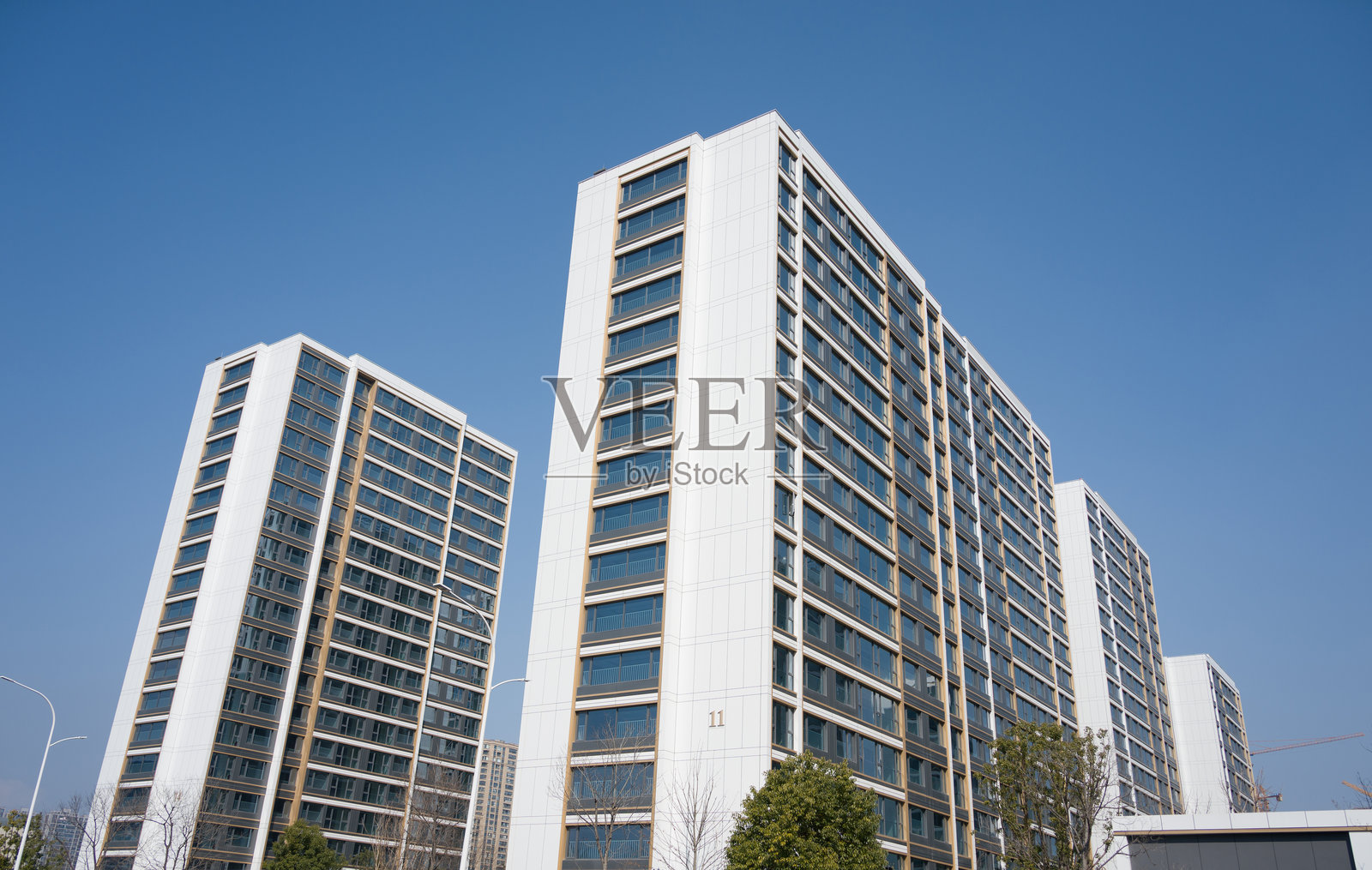 现代高层住宅楼群晴空下矗立照片摄影图片